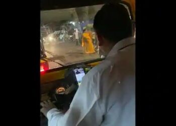 ഓട്ടോ ഓടിക്കുന്നതിനിടയില്‍ മകള്‍ക്ക് വേണ്ടി പഠിച്ച് ഒരച്ഛന്‍; വൈറലായി ബാങ്കുദ്യോഗസ്ഥന്റെ കുറിപ്പ്