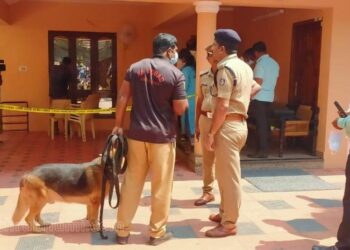 മുരളീധരന്റെ വീടിനു നേരെ ആക്രമണം; ജനൽ ചില്ലകൾ തകർത്തു, കാർ പോർച്ചിലാകെ രക്തക്കറകൾ