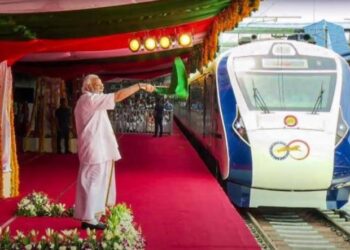 അഭിമാന മുഹൂര്‍ത്തം; വന്ദേഭാരത് എക്‌സ്പ്രസ് പ്രധാനമന്ത്രി ഫ്‌ളാഗ് ഓഫ് ചെയ്തു