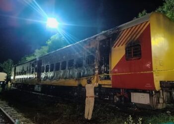 എലത്തൂർ ആക്രമണം നടന്ന ട്രെയിനിൽ തീപിടുത്തം; ഒരു ബോഗി കത്തിനശിച്ചു